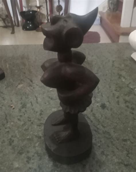 estatueta toten deusa da fartura em madeira movel de antiquario usado