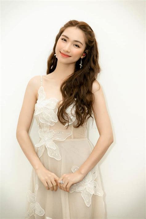 Ảnh Hòa Minzy sexy mặc bikini lộ vòng một căng đét GenZ Relax