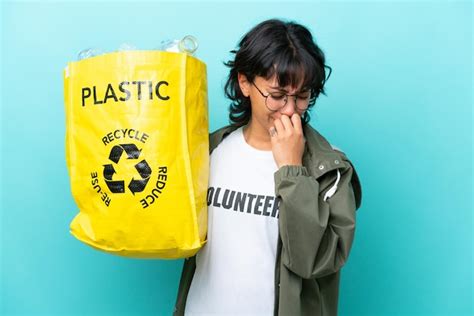 Joven Argentina Sosteniendo Una Bolsa Llena De Botellas De Pl Stico