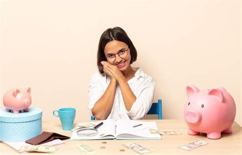 Joven Mujer Latina Que Se Siente Enamorada Y Se Ve Linda Adorable Y Feliz Sonriendo