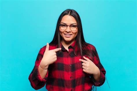 Mujer Latina Que Se Siente Feliz Sorprendida Y Orgullosa Se Alando A S Misma Con Una Mirada