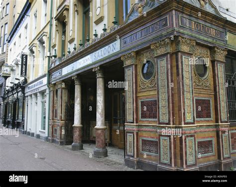 The Crown Bar Belfast Stock Photo - Alamy