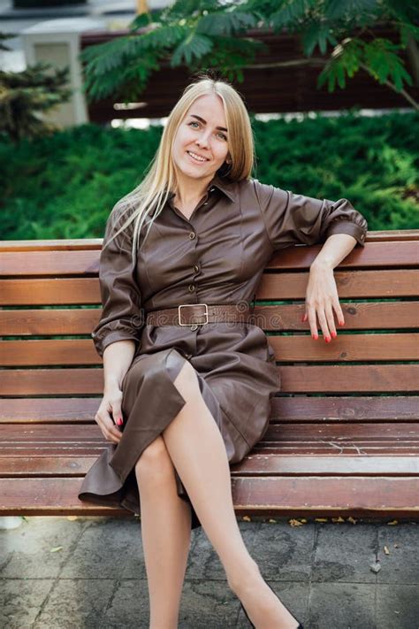 Belle Blonde Assise Sur Un Banc Dans La Rue Dans Le Parc Photo Stock Image Du Gens Attrayant