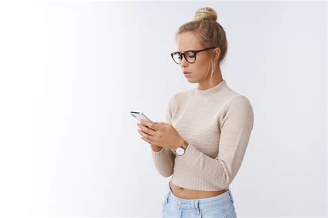 Fille Recevant De Tristes Nouvelles Via Smartphone Portrait D Une Belle Femme Blonde