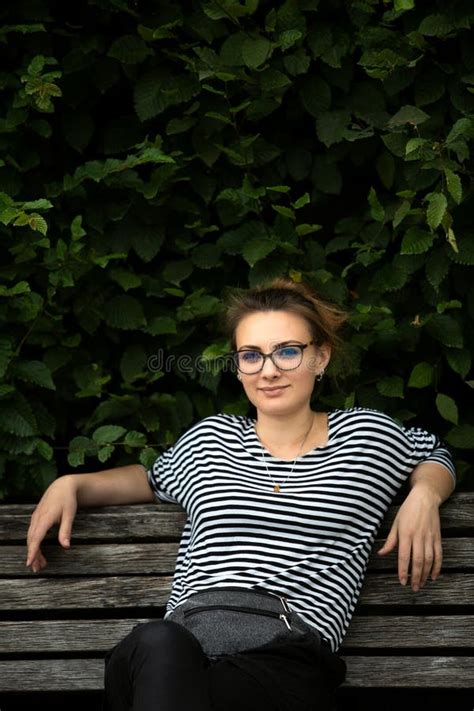 Jeune Brunette Avec Lunettes Assise Sur Le Banc Dans Le Parc Image Stock Image Du Ext Rieur