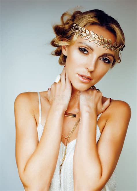 De Jonge Blonde Vrouw Kleedde Zich Als Oude Griekse Godin Goud Jewelr Stock Foto Image Of