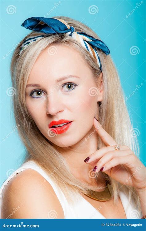 Van Het De Vrouwen Pinup Meisje Van Het Portret De Mooie Blonde Retro Stijl Op Blauw Stock