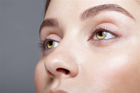 Closeup Macro Shot Of Human Female Eye With Nude Makeup In Gesicht Merkmale