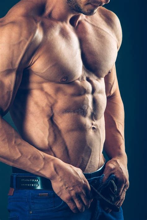 Stark Idrotts Mankonditionmodell Torso Som Visar Sex Packeabs Isolerat På Svart Bakgrund Med