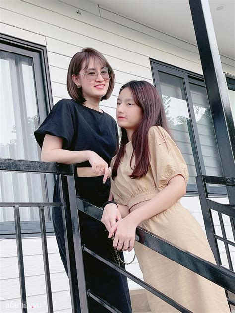 Hot mom Hà thành khoe ảnh con gái mặc lại đồ cũ của anh trai 11 năm sau nhan sắc của cô bé gây