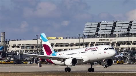 Angry travelers are protesting stuttgarter vvs service delays today 15