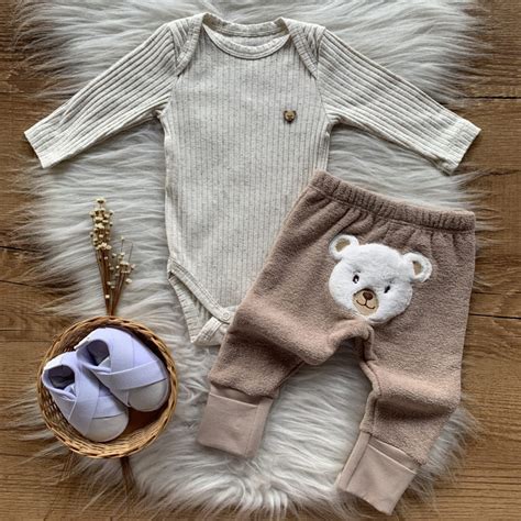 Conjunto Bebe Body Canelado e Calça Soft Aplique Ursinho Nude Safine Baby