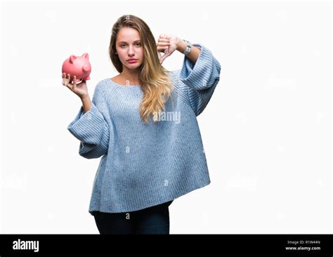 Junge H Bsche Blonde Frau Mit Sparschwein Ber Isolierte Hintergrund Mit Ver Rgerten Gesicht