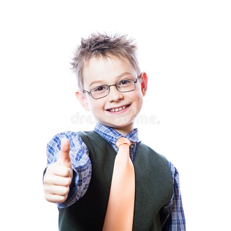 Retrato Do Menino Feliz Que Mostra Os Polegares Acima Imagem De Stock