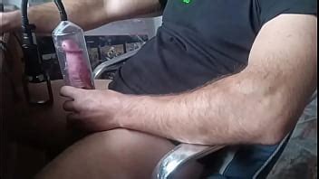 Mira como me hincho la polla con mi bomba de vacío XVIDEOS