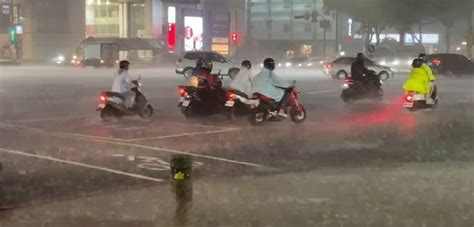 雨彈狂襲！台南永康交流道大積水 騎士超狼狽 東森最即時最快速新聞