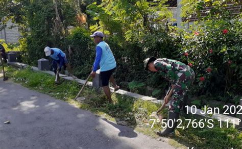 Peduli Kebersihan Lingkungan Babinsa Kodim Ponorogo Ikut Kerja