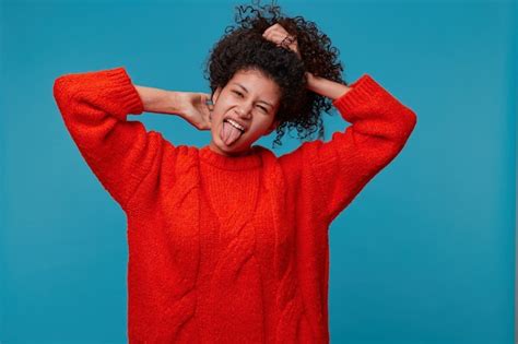 Chica Latina Traviesa Obstinada Con Cabello Oscuro Y Rizado Lo Recoge En Un Ponitail Inclina La