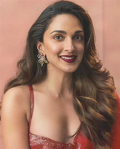 Kiara Advani Hot Cleavage Exposed In Bikini Blouse And Saree Glamsundari In