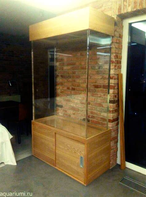 Высокий аквариум - колонна у стены