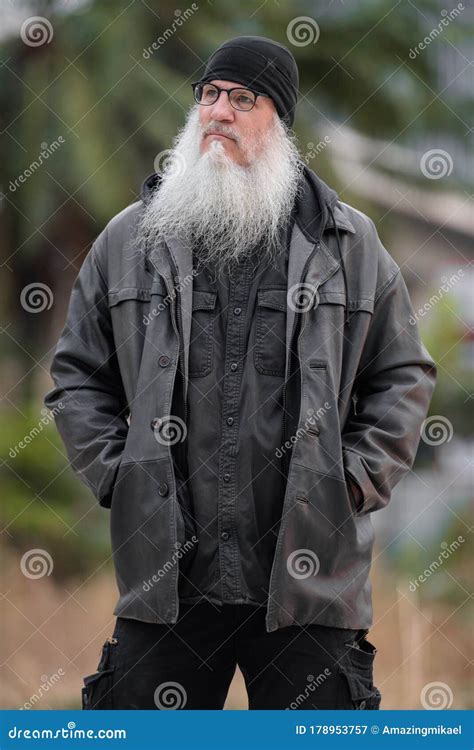 Portrait D Homme Barbu Mature Hippie Avec La Pens E De Lunettes Image Stock Image Of M R