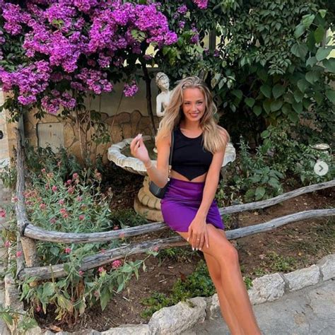 Wiktoria Gąsiewska maszeruje przez ulicę w bikini i pozuje z młodszą siostrą na wakacjach nad