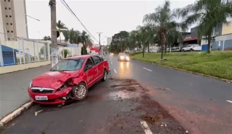 Carro cruza canteiro central e capota após motorista desviar de