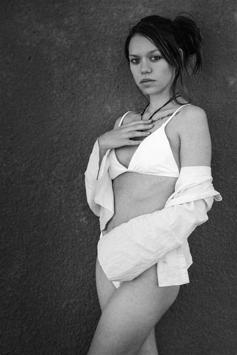 Mujer En Bikini Por Pared De Piedra Foto De Archivo Imagen De Intemporal Negro