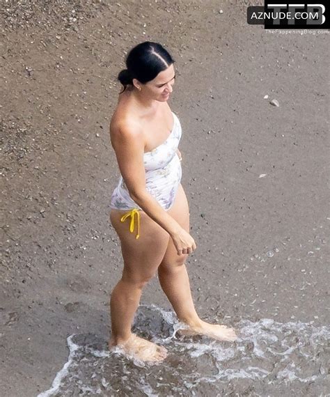Katy Perry Sexy Seen Flaunting Her Hot Figure Wearing A Strapless Swimsuit At The Beach In