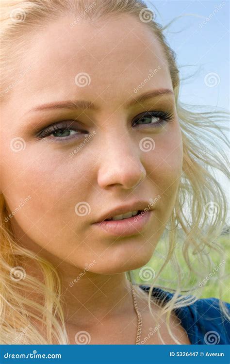 Blonde Hermoso Imagen De Archivo Imagen De Belleza Libertad 5326447