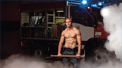 Български пожарникари отново се снимаха за календар с кауза