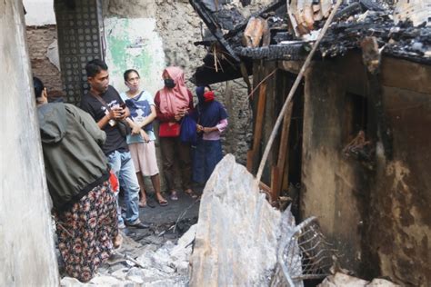 Kebakaran Rumah Penduduk Jembatan Besi Tambora Jakarta Foto