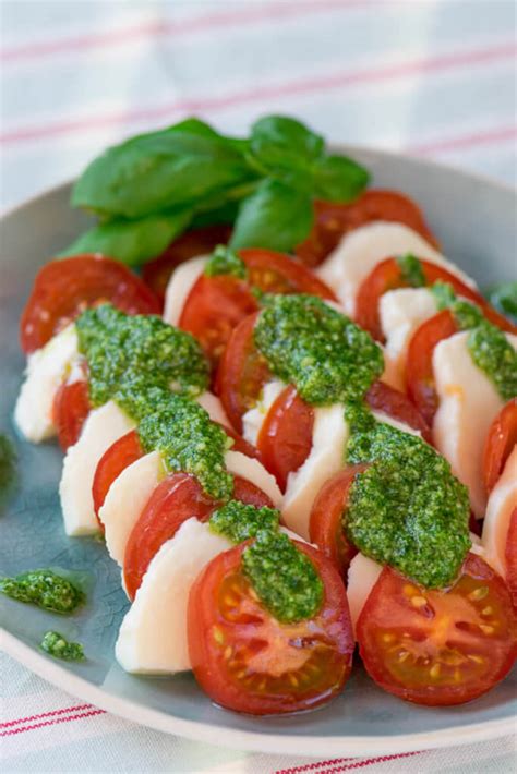 Tomate Mozzarella Salat So Einfach Machst Du Basilikum Pesto Selber