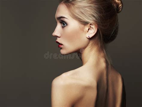 Belle Fille Blonde Portrait En Gros Plan De Monochrome De Mode Photo Stock Image Du Dame