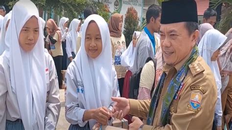 Gubernur Jambi Al Haris Serahkan Bantuan Dumisake Untuk Sma Smk Dan