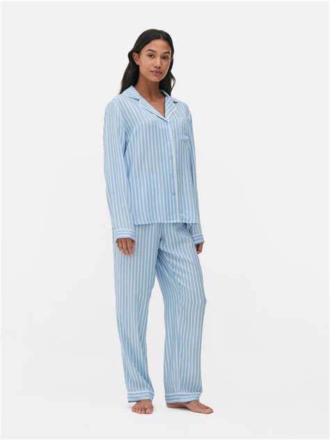 Shoppers are reacting to the massive primark lewisham crowds 25