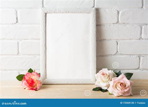 Maquette Blanche De Cadre De Style Romantique Avec Des Roses Photo