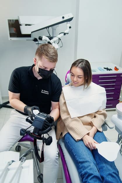 Dentista Mostrando Uma Foto Intraoral Dos Dentes Para Paciente Do Sexo