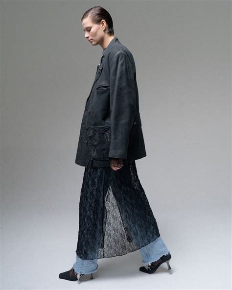 Двубортный пиджак в черном цвете с акцентными деталями и вышивкой на ...