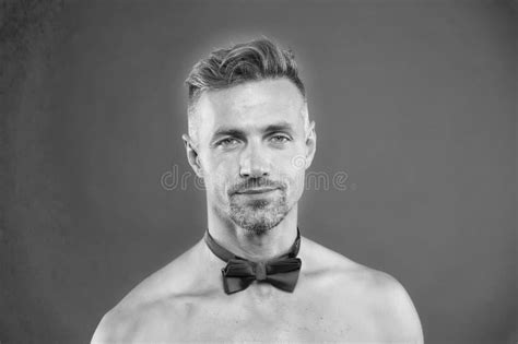 Solo Cravatta A Vite Uomo Attraente Ragazzo Sexy Con La Faccia Da Polso A Spalle Nude Su Sfondo