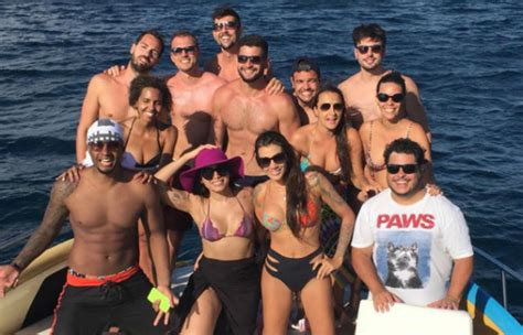 De biquíni Anitta sensualiza em passeio de barco ao lado de humorista