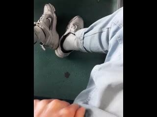一个穿着蓝色牛仔裤运动鞋和白色袜子的年轻人在米兰的一列空火车上抽搐 Pornhub Gay