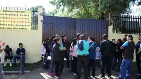 Padres cierran escuela en Morelia exigen destitución de la directora