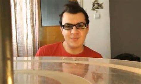 Un SOLIST DE LA NOI VREA SEX ÎN CU BĂRBAŢI Detalii INDECENTE De Pe