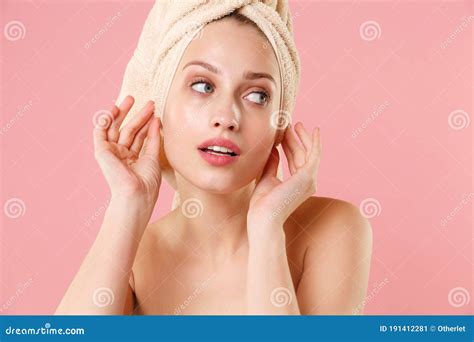 Cerrar Rubia Mujer Semidesnuda Piel Perfecta De Los A Os Nude Maquillaje Ojos Azules Aislados