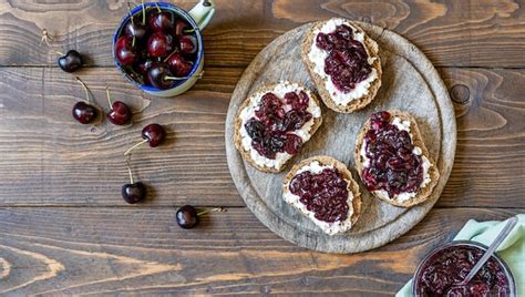 Tostadas De Trigo Integral Con Ricotta Y Mermelada De Cereza Dulce