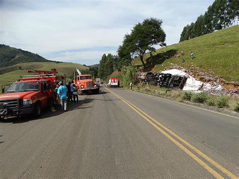 Caminhoneiro morre e passageiro fica ferido em acidente em São