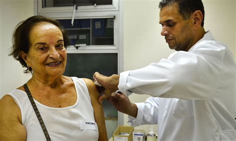 DF amplia dose de reforço para idosos acima de 70 anos