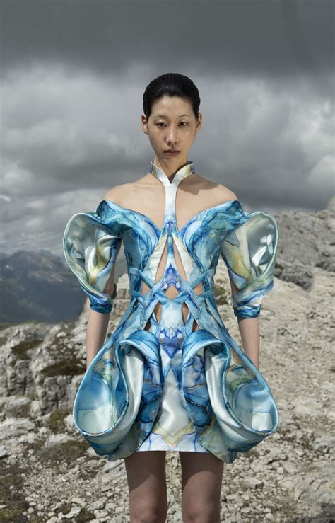 Editorial Earthrise Haute Couture Iris Van Herpen