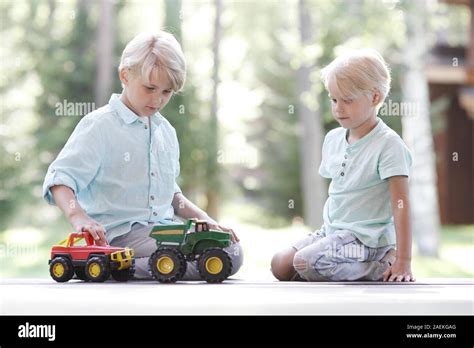 Blonde jungs Fotos und Bildmaterial in hoher Auflösung Alamy